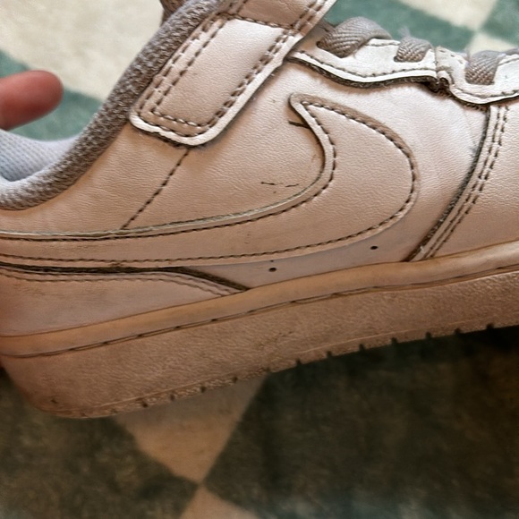 White youth Nike shoes. - Picture 11 of 11